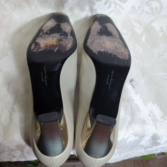 Salvatore Ferragamo Vintage Neutral Opal Tan Metal Heels - Picture 9 of 10